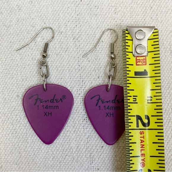 🖤FENDER guitar pick earrings - Picture 3 of 3